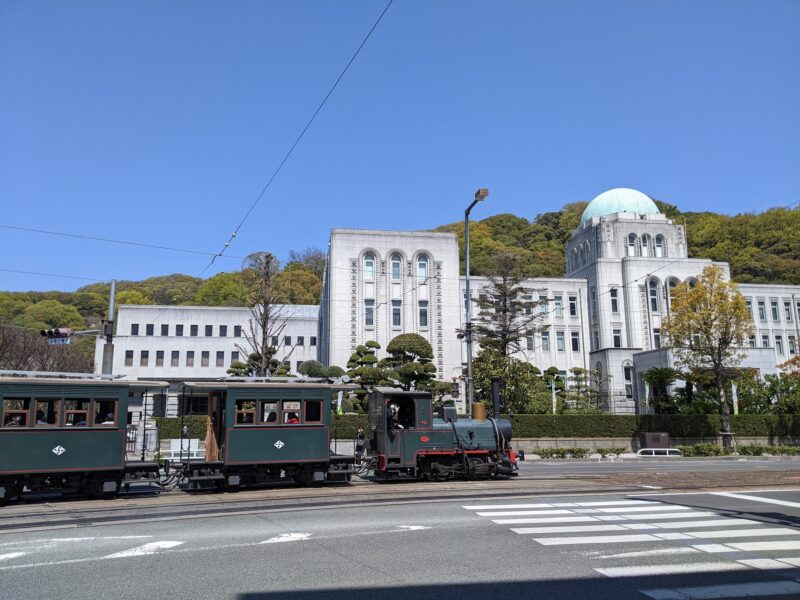 伊予鉄道の坊ちゃん列車と愛媛県庁