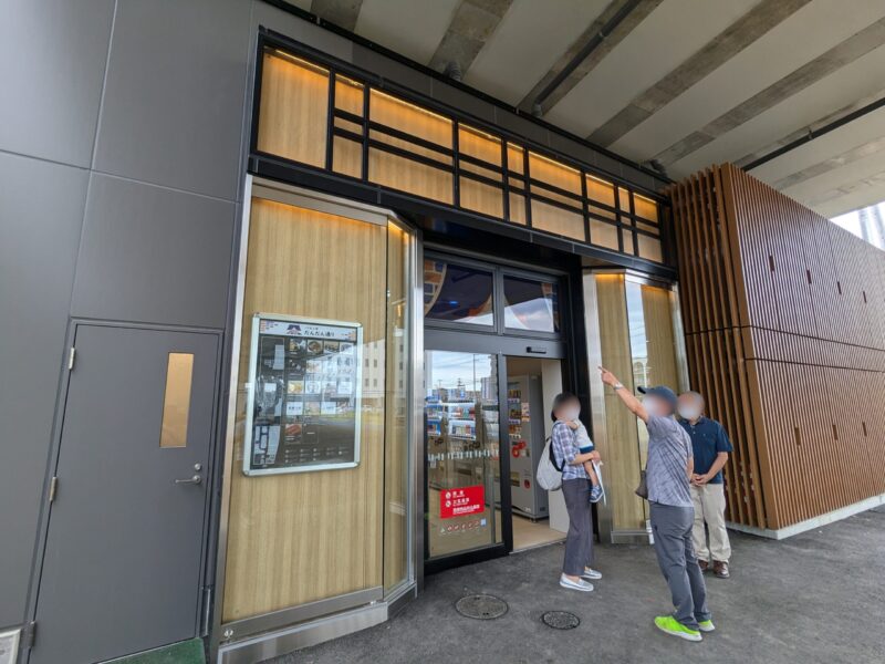 高架化工事が完成した「JR松山駅」の開業日の様子