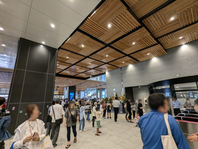 高架化工事が完成した「JR松山駅」の開業日の様子