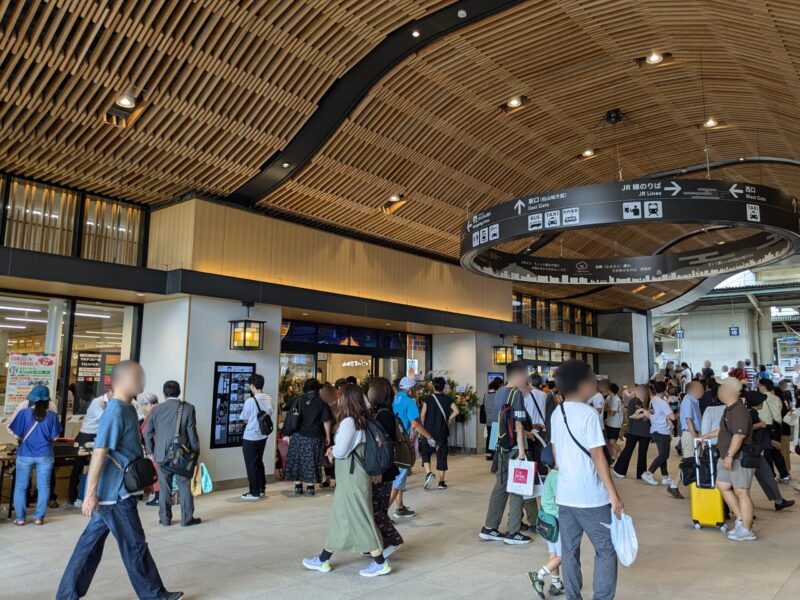 高架化工事が完成した「JR松山駅」の開業日の様子