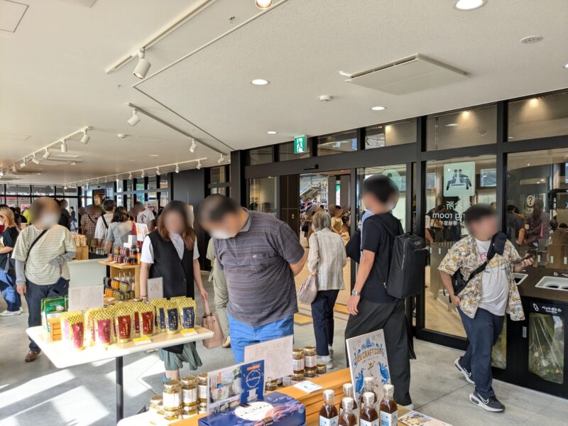 高架化工事が完成した「JR松山駅」の開業日の様子