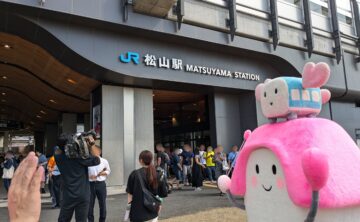 高架化工事が完成した「JR松山駅」の開業日の様子