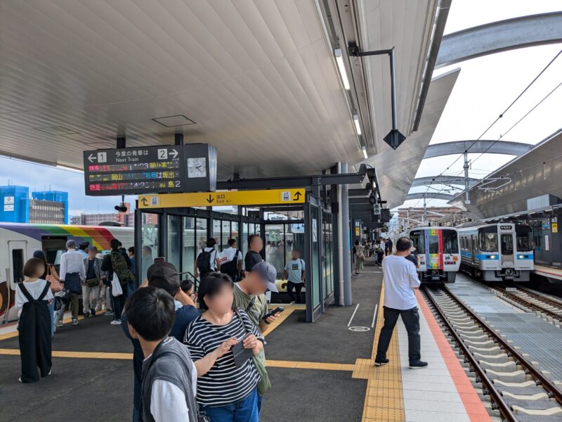 高架化工事が完成した「JR松山駅」の開業日の様子